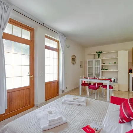 Апартаменты Guesthost - Comfy 200 Mt From The Lake! *