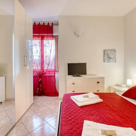 Guesthost - Comfy 200 Mt From The Lake!